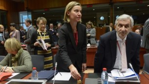 وزيرة خارجية الإتحاد الأوروبي فيديريكا موغيريني، في الوسط، تقوم برن الجرس خلال جلسة لمجلس الشؤون الخارجية التابع للإتحاد الأوروبي في مقر الإتحاد في بروكسل، 18 يناير، 2016. (AFP / JOHN THYS)