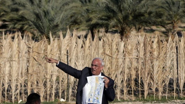 المفاوض الفلسطيني صائب عريقات يعرض خارطة بينما يخاطب صحافيين في مدينة اريحا في الضفة الغربية، 20 يناير 2016 (AFP/AHMAD GHARABLI) المفاوض الفلسطيني صائب عريقات يعرض خارطة بينما يخاطب صحافيين في مدينة اريحا في الضفة الغربية، 20 يناير 2016 (AFP/AHMAD GHARABLI)