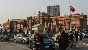 علم الصين يرفرف امام المتحف المصري الواقع بالقرب من مقر الجامعة العربية وميدان التحرير الشهير في القاهرة، 21 يناير 2016 (KHALED DESOUKI / AFP)