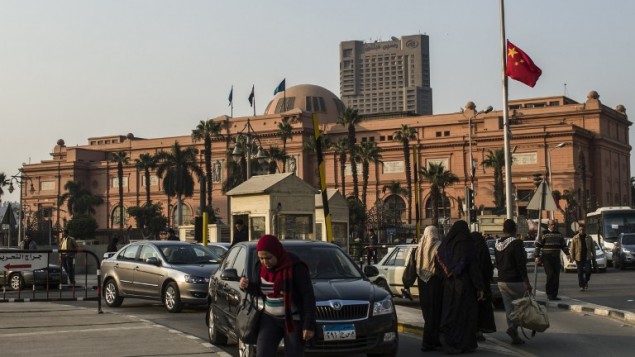 علم الصين يرفرف امام المتحف المصري الواقع بالقرب من مقر الجامعة العربية وميدان التحرير الشهير في القاهرة، 21 يناير 2016 (KHALED DESOUKI / AFP)