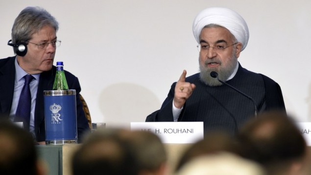 الرئيس الإيراني حسن روحاني يتحدث بجانب وزير الخارجية الإيطالي باولو جنتيلوني اثناء حضور مؤتمر رجال اعمال إيرانيين وإيطاليين في روما، 26 يناير 2016 (AFP / ANDREAS SOLARO)
