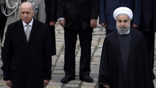 الرئيس الإيراني حسن روحاني يقف بجانب نظيره الفرنسي فرانسوا هولاند خال حفل تريحيبي في باريس، 28 يناير 2016 (LIONEL BONAVENTURE / AFP)