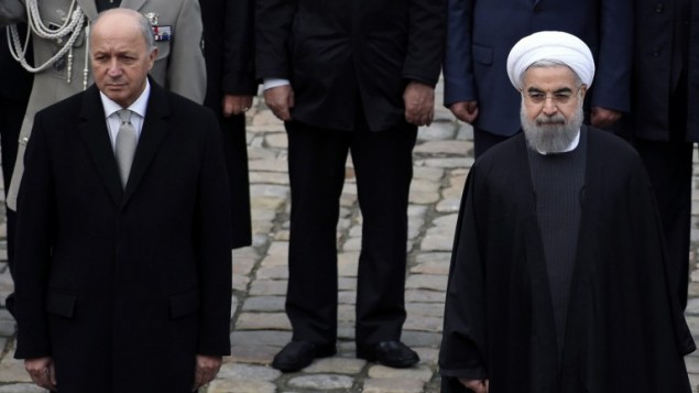 الرئيس الإيراني حسن روحاني يقف بجانب نظيره الفرنسي فرانسوا هولاند خال حفل تريحيبي في باريس، 28 يناير 2016 (LIONEL BONAVENTURE / AFP)