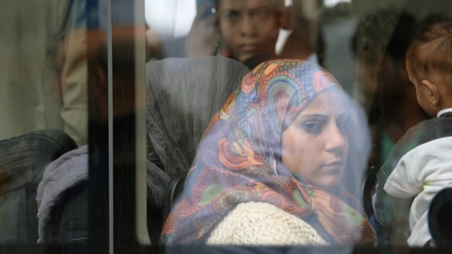 لاجؤون داخل حافلة بعد وصولهم الى المحطة المركزية في ميونخ، 7 سبتمبر 2015 (CHRISTOF STACHE / AFP)