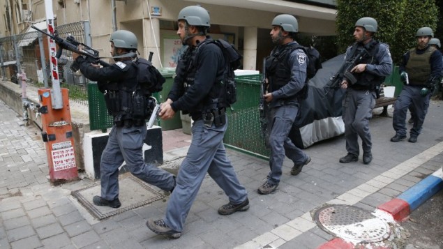 قوات امن اسرائيلية في دورية في منطقة هجوم اطلاق نار من قبل معتدي مجهول داخل حانة في تل ابيب، 1 يناير 2016 (AFP PHOTO/JACK GUEZ) قوات امن اسرائيلية في دورية في منطقة هجوم اطلاق نار من قبل معتدي مجهول داخل حانة في تل ابيب، 1 يناير 2016 (AFP PHOTO/JACK GUEZ)