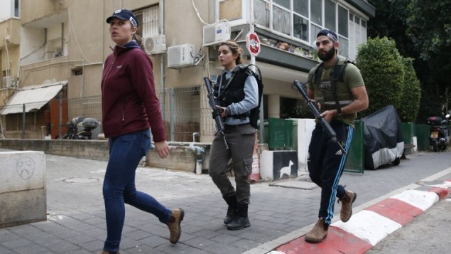 قوات امن اسرائيلية في دورية في منطقة هجوم اطلاق نار من قبل معتدي مجهول داخل حانة في تل ابيب، 1 يناير 2016 (AFP PHOTO/JACK GUEZ)