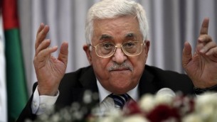 الرئيس الفلسطيني محمود عباس خلال غداء اقيم بمناسبة حلول عيد الميلاد لدى الطوائف الشرقية في مدينة بيت لحم في جنوب الضفة الغربية، 6 يناير 2016 (THOMAS COEX / AFP)