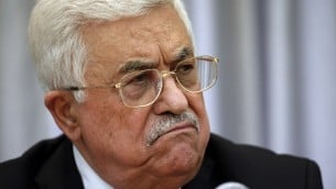 الرئيس الفلسطيني محمود عباس خلال غداء اقيم بمناسبة حلول عيد الميلاد لدى الطوائف الشرقية في مدينة بيت لحم في جنوب الضفة الغربية، 6 يناير 2016 (THOMAS COEX / AFP)