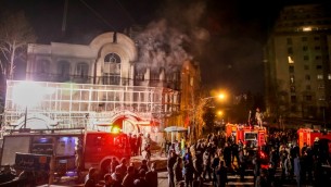 متظاهرون إيرانيون يشعلون النيران في السفارة السعودية في طهران ردا على اعدام السعوية للشيخ الشيعي نمر النمر، 3 يناير 2016 (MOHAMMADREZA NADIMI / ISNA / AFP)