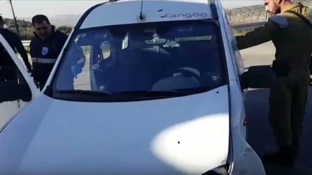 السيارة التابعة لرجل فلسطيني قال الجيش انه حاول دهس جنود في حاجز يقع في شارع 443 في الضفة الغربية، 31 يناير 2016 (Screen capture: YouTube) السيارة التابعة لرجل فلسطيني قال الجيش انه حاول دهس جنود في حاجز يقع في شارع 443 في الضفة الغربية، 31 يناير 2016 (Screen capture: YouTube)