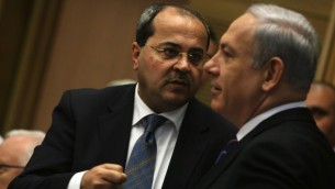 النائب العربي في الكنيست أحمد الطيبي (من اليسار) يتحدث مع رئيس الوزراء بينيامين نتنياهو خلال جلسة لجنة تحقيق برلمانية مخصصة للعنف المستشري في الوسط العربي، 13 فبراير، 2012. (Kobi Gideon/Flash90)