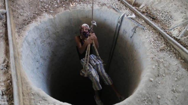 عامل فلسطيني عند مدخل نفق تهريب في قطاع غزة، سبتمبر 2013 (Wissam Nassar/Flash90)