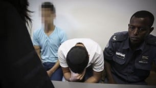 الشرطة ترافق قاصرين يهوديين يُشتبه بضلوعهما في جريمة قتل محمد أبو خضير، في المحكمة المركزية في القدس، 3 يونيو، 2015. (Hadas Parush/Flash90)