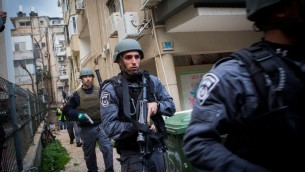 قوات امن اسرائيلية في تبحث في منطقة هجوم اطلاق نار من قبل معتدي مجهول داخل حانة في تل ابيب، 1 يناير 2016 (Miriam Alster/Flash90)
