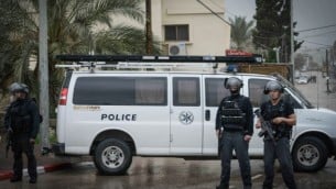 قوى الأمن الإسرائيلية تسد طريقا في قرية عرعرة العربية شمال إسرائيل، 8 يناير، 2016، خلال تعقب نشأت نلحم. (Basel Awidat/Flash90)