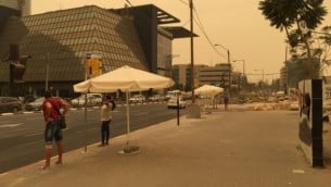 صورة توضيحية: غيار كثيف يحول لون سماء تل أبيب إلى البرتقالي في منتصف نهار يوم 8 سبتمبر، 2015 في أسوأ العواصف الرملية التي تم تسجيلها في البلاد. (Times of Israel)