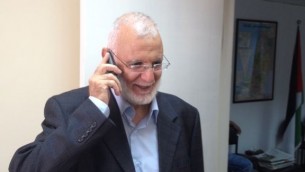 النائب في المجلس التشريعي الفلسطيني محمد أبو طير يتلقى التهاني بعد إطلاق سراحه من السجن، رام الله، 30 يونيو، 2015. (Elhanan Miller/Times of Israel)