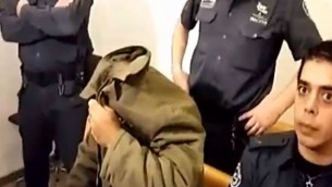 رجل يشتبه بأنه قدم المساعدة للمسلح نشأت ملحم يمثل أمام محكمة الصلح في حيفا، 9 يناير، 2016. (أخبار القناة 2)