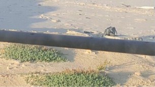 صورة نشرها الجيش الإسرائيلي تظهر ما يقول الجيش إنه عبوة ناسفة حاول نشطاء فلسطينيون زرعها عند الحدود بين إسرائيل وقطاع غزة الأربعاء، 13 يناير، 2016. (الناطق بإسم الجيش الإسرائيلي)