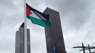 رفع العلم الفلسطيني خارج مقر الأمم المتحدة في نيويورك خلال الدروة ال70 للجمعية العامة للأمم المتحدة في 30 سبتمبر، 2015. (Raphael Ahren)