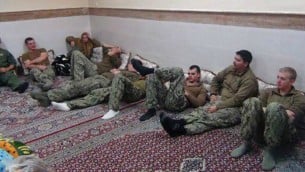 البحارة الأمريكيين الذي اطلقت ايران سراحهم، بعد ان دخلت زوارقهم المياه الاقليمية الإيرانية في اليوم السابق، 13 يناير 2016 (screen capture/Twitter)