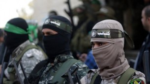 مسلحون فلسطينيون من كتائب عز الدين القسام، الجناح العسكري لحركة حماس، خلال جنازة  أحمد الزهار، أحد عناصر الجناح العسكري،  بالقرب من مخيم النصيرات للاجئين وسط قطاع غزة، 3 فبراير، 2016. (AFP / MAHMUD HAMS)