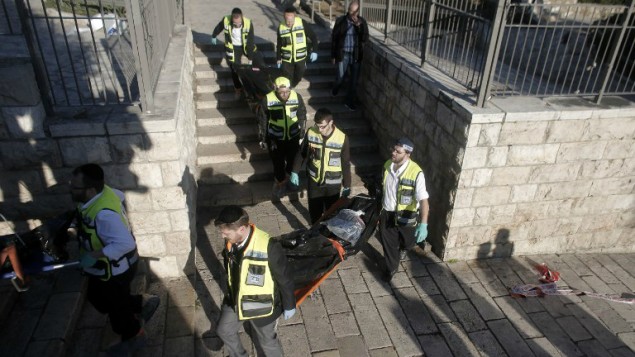 مسعفون يحملون جثث منفذي هجوم فلسطينيين قُتلوا خلال تنفيذهم لهجوم إطلاق نار وطعن عند باب العامود، في البلدة القديمة بمدينة القدس، 3 فبراير، 2016. (Ahmad Gharabli/AFP) مسعفون يحملون جثث منفذي هجوم فلسطينيين قُتلوا خلال تنفيذهم لهجوم إطلاق نار وطعن عند باب العامود، في البلدة القديمة بمدينة القدس، 3 فبراير، 2016. (Ahmad Gharabli/AFP)