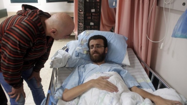 الاسير الفلسطيني المضرب عن الطعام محمد القيق في مستشفى في مدينة العفولة الشمالية في اسرائيل، 5 فبراير 2016 (Ahmad Gharabli/AFP)