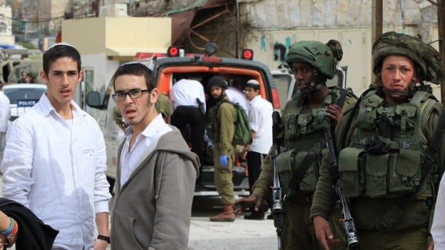 موقع محاولة هجوم الطعن الذي نفذته فتاة فلسطينية ضد جندي إسرائيل قبل أن تُقتل بنيران الجنود الإسرائيليين، في الخليل، 13 فبراير، 2016. (AFP / HAZEM BADER) موقع محاولة هجوم الطعن الذي نفذته فتاة فلسطينية ضد جندي إسرائيل قبل أن تُقتل بنيران الجنود الإسرائيليين، في الخليل، 13 فبراير، 2016. (AFP / HAZEM BADER)