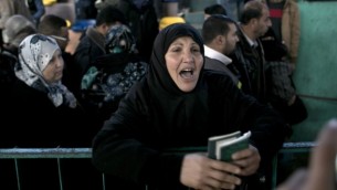 فلسطينيون في إنتظار الحصول على تصريح لدخول مصر في معبر رفح الحدودي جنوبي قطاع غزة، 14 فبراير، 2016. (AFP/Said Khatib)