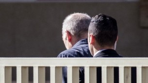 رئيس الوزراء السابق إيهود أولمرت (من اليسار) يصل إلى سجن ’معسياهو’ في مدينة الرملة في مركز إسرائيل في 15 فبراير، 2016 حيث سيبدأ بقضاء عقوبة 19 شهرا بتهم تلقي الرشوة وعرقلة سير العدالة. (AFP / JACK GUEZ)