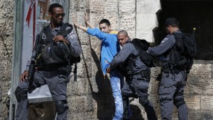 صورة توضيحية لعناصر شرطة يفتشون رجل فلسطيني في باب العامود في القدس، 17 فبراير 2016 (AFP / AHMAD GHARABLI)