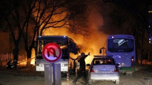 شرطي في ساحة هجوم بسيارة مفخخة في انقرة، 17 فبراير 2016 (AFP / CIHAN NEWS AGENCY / STRINGER)