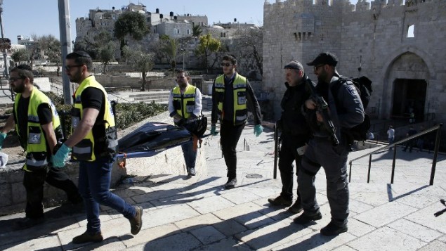 متطوعون من منظمة "زاكا" يقومون بنقل جثة منفذ الهجوم الفلسطيني الذي قُتل بعد طعنه ل3 أشخاص خارج باب العامود في القدس، 19 فبراير، 2016. (AFP / THOMAS COEX) متطوعون من منظمة "زاكا" يقومون بنقل جثة منفذ الهجوم الفلسطيني الذي قُتل بعد طعنه ل3 أشخاص خارج باب العامود في القدس، 19 فبراير، 2016. (AFP / THOMAS COEX)
