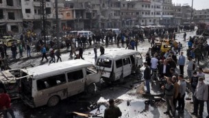 موقع تفجيز مزدوج بسيارات مفخخة في حي الزهراء في مدينة حمص، وسط سوريا، 21 فبراير 2016 (AFP / STRINGER)