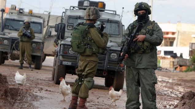 جنود اسرائيليون يحملون اسلحة خلال اشتباكات مع فلسطينيين في بلدة قباطية في الضفة الغربية، 22 فبراير 2016 (JAAFAR ASHTIYEH / AFP) جنود اسرائيليون يحملون اسلحة خلال اشتباكات مع فلسطينيين في بلدة قباطية في الضفة الغربية، 22 فبراير 2016 (JAAFAR ASHTIYEH / AFP)