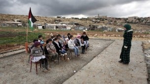 معلمة فلسطينية تعلم صف اطفال بدو في بلدة ابو انوار بالقرب من مستوطنة معاليه ادوميم في الضفة الغربية، 23 فبراير 2016 (AFP / AHMAD GHARABLI)