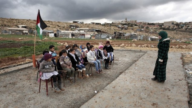 معلمة فلسطينية تعلم صف اطفال بدو في بلدة ابو انوار بالقرب من مستوطنة معاليه ادوميم في الضفة الغربية، 23 فبراير 2016 (AFP / AHMAD GHARABLI)