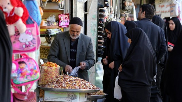 ايرانيون يتسوقون في البازار الكبير في مدينة قم، 130 كلم جنوب طهران، 24 فبراير 2016 (ATTA KENARE / AFP)
