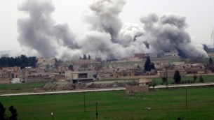 صورة مأخوذة في 27 فبراير، 2016 من بلدة اقجة قلعة في محافظة  أورفة التركية تظهر الدخان المتصاعد من حي في مدينة تل أبيض خلال إشتباكات بين تنظيم ’الدولة الإسلامية’ ووحدات الحماية الشعبية. (AFP / STR)
