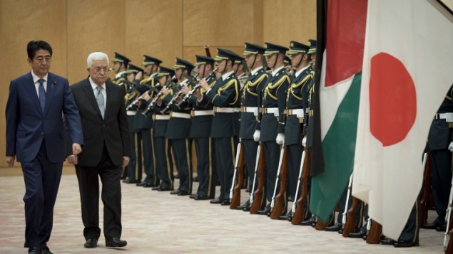 رئيس السلطة الفلسطينية محمود عباس (الثاني من اليسار) يسير إلى جانب رئيس الوزراء الياباني شينزو ابي (من اليسار) أما حرس الشرف قبيل إجتماعهما في مقر إقامة ابي الرسمي في طوكيو، 15 فبراير، 2016. (Nicolas Datiche/AFP) رئيس السلطة الفلسطينية محمود عباس (الثاني من اليسار) يسير إلى جانب رئيس الوزراء الياباني شينزو ابي (من اليسار) أما حرس الشرف قبيل إجتماعهما في مقر إقامة ابي الرسمي في طوكيو، 15 فبراير، 2016. (Nicolas Datiche/AFP)