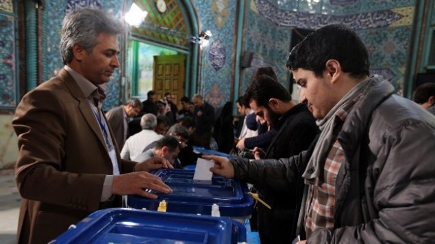 رجل ايراني يدلي بصوته في محطة اقتراع في طهران، 26 فبراير 2016 (ATTA KENARE / AFP)