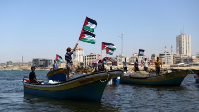 تظاهرة في غزة دعما ل "اسطول الحرية" المبحر نحو غزة بهدف كسر الحصار ، 24 يونيو 2015 (AFP/Mahmud Hams) تظاهرة في غزة دعما ل "اسطول الحرية" المبحر نحو غزة بهدف كسر الحصار ، 24 يونيو 2015 (AFP/Mahmud Hams)