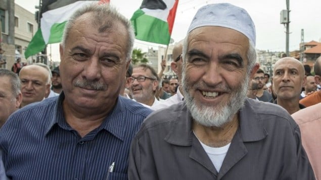 رئيس الحركة الإسلامية، الشخي رائد صلاح (من اليمين) وعضو الكنيست السابق، محمد بركة، خلال تظاهرة في مدينة سخنين في 13 أكتوبر، 2015. (AFP PHOTO/JACK GUEZ) رئيس الحركة الإسلامية، الشخي رائد صلاح (من اليمين) وعضو الكنيست السابق، محمد بركة، خلال تظاهرة في مدينة سخنين في 13 أكتوبر، 2015. (AFP PHOTO/JACK GUEZ)