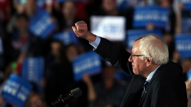 السيناتور الديمقراطي بيرني ساندرز يعلن عن فوزة على هيلاري كلينتون في الانتخابات التمهيدية في نيوهامشير في 9 فبراير 2016 (Spencer Platt/Getty Images/AFP)