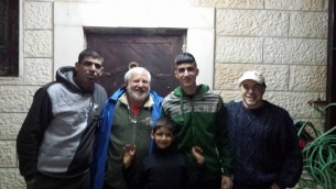 من اليسار إلى اليمين: زياد سباتين ولوني باسكين ومحمد سباتين وفيل ساوندرز في صورة إلتُقطت في ليلة إطلاق سراح محمد بعد قضائه عقوبة 3 أشهر في السجن الإسرائيلي. (Courtesy/Ziad Sabateen)