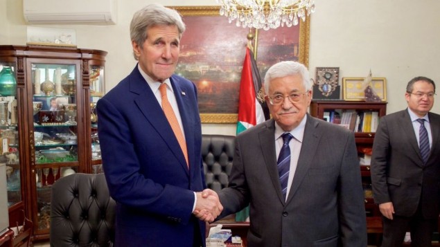 وزير الخارجية الامريكي جون كيري يصافح رئيس السلطة الفلسطينية محمود عباس في العاصمة الاردنية عمان، 21 فبراير 2016 (US State Department)