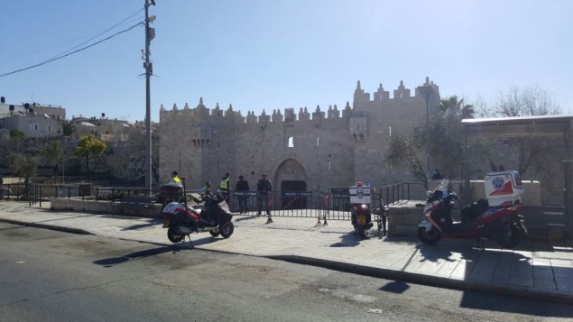 موقع هجوم طعن عند باب العامود خارج البلدة القديمة في القدس، 19 فبراير، 2016. (United Hatzalah) موقع هجوم طعن عند باب العامود خارج البلدة القديمة في القدس، 19 فبراير، 2016. (United Hatzalah)