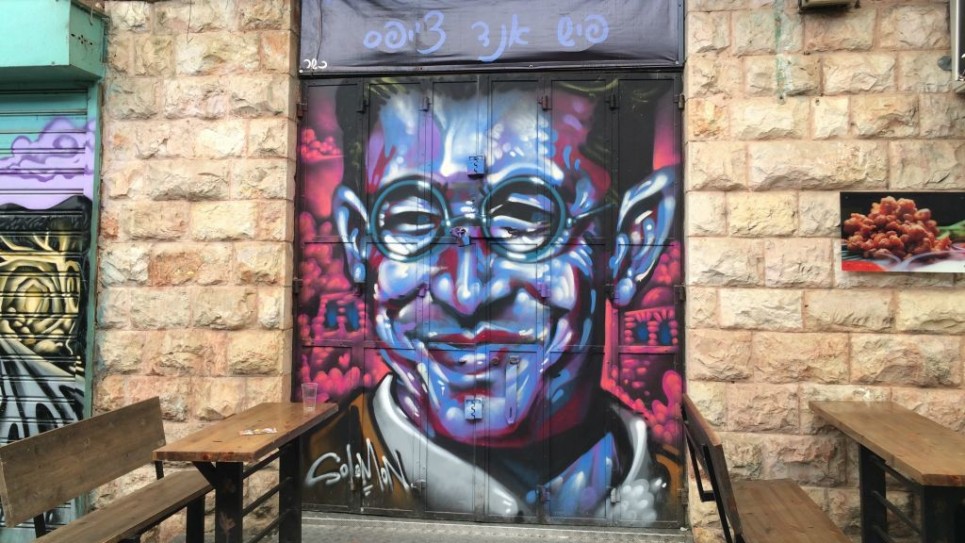 دانييل بيرل  من رسم سولومون سوزا، في سوق محانيه يهودا في القدس، 25 فبراير، 2016. (Renee Ghert-Zand/Times of Israel)