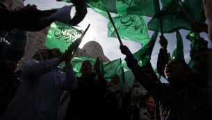 أنصار حماس خلال تظاهرة في الضفة الغربية، نوفمبر 2012. (Flash90)